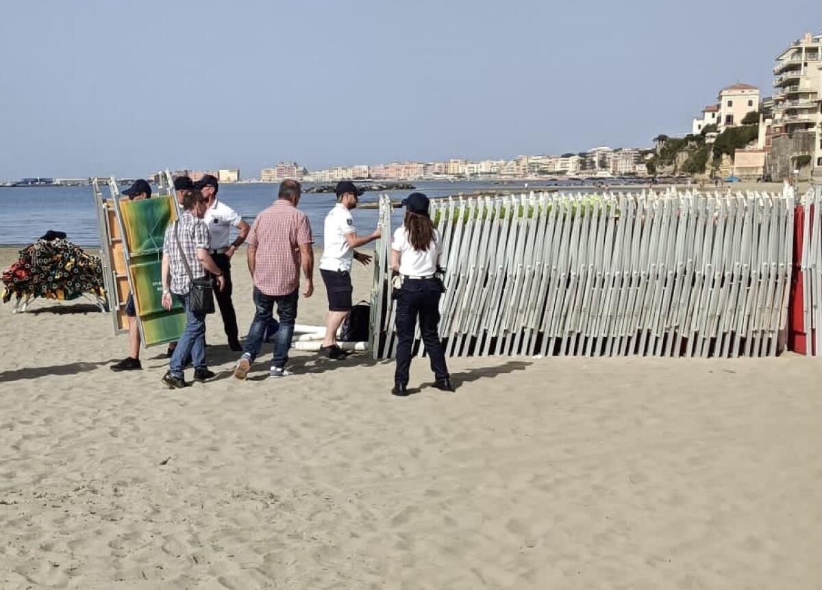 Nettuno - Sequestrate attrezzature da spiaggia - 