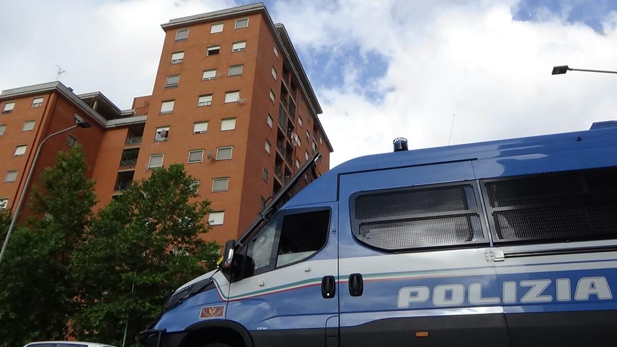 Contrasto alle occupazioni abusive: operazione interforze all’alba alle palazzine Ater del quartiere Europa, ad Aprilia. - 