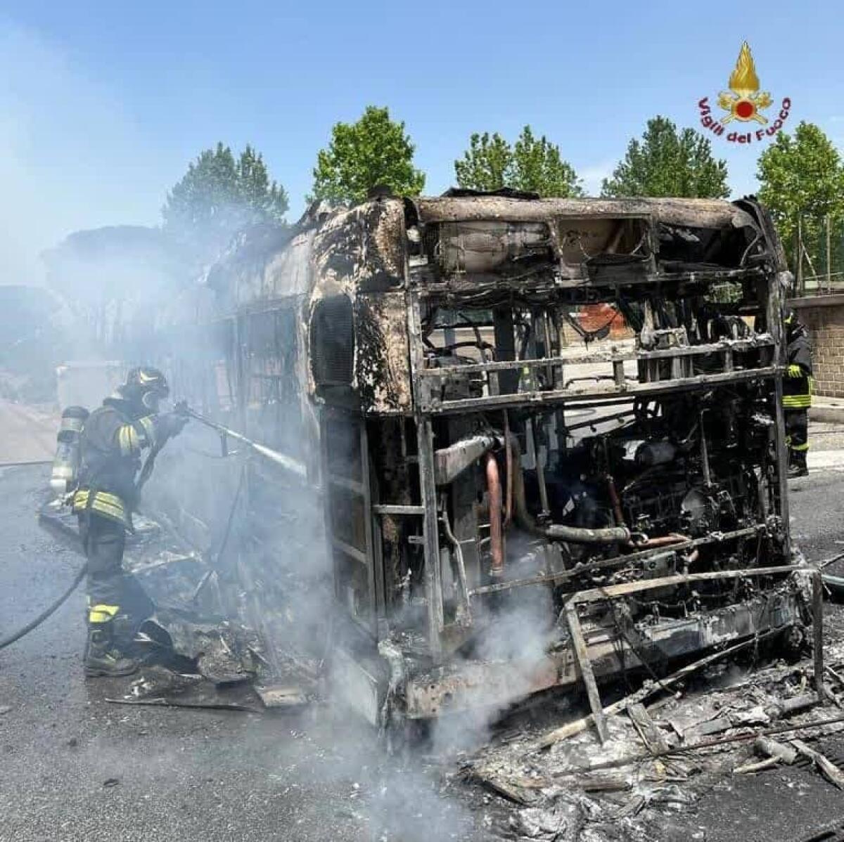 Un rogo avvolge un bus di linea sulla Laurentina. Per domare le fiamme intervengono i Vigili del fuoco dell'Eur e di Pomezia - 