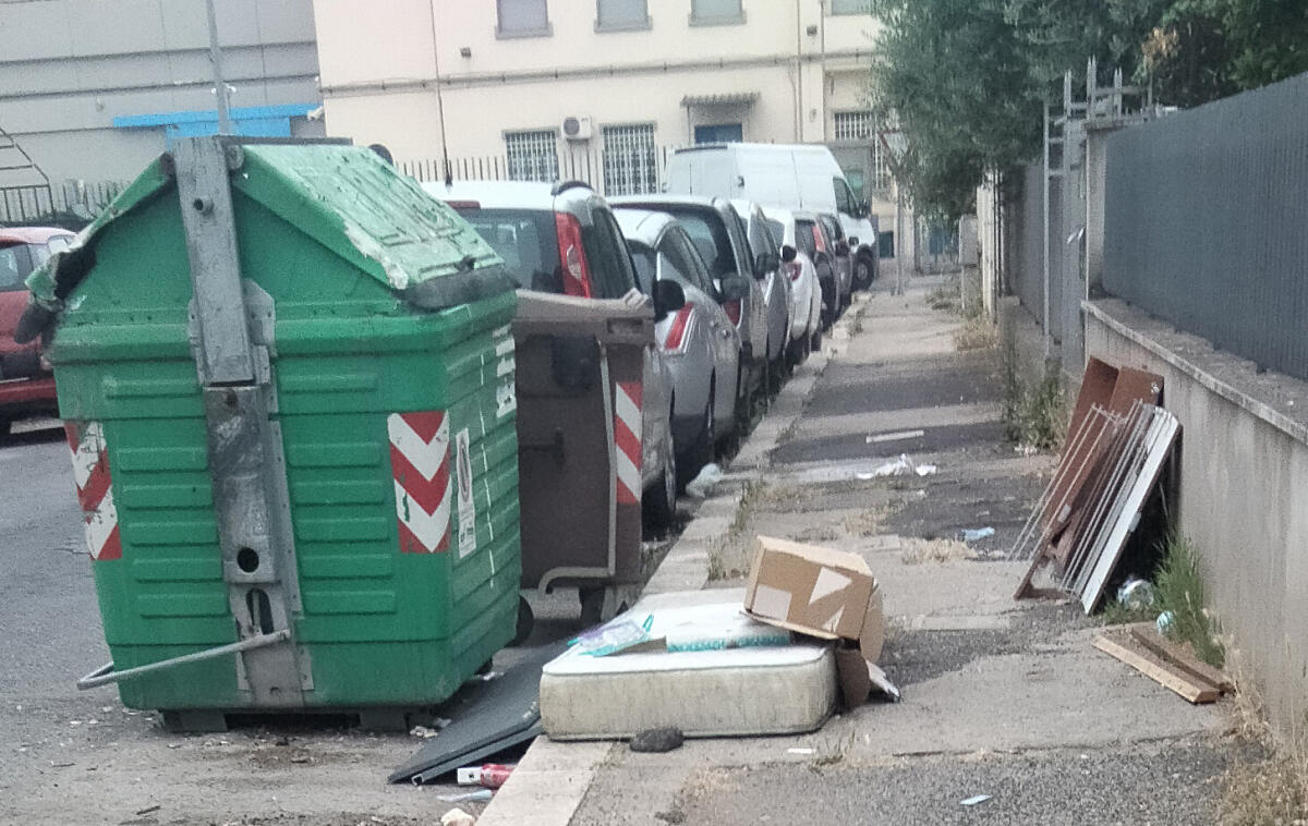 Latina - Un grande classico per l'Indifferenziato del giorno: il materasso su marciapiede - 