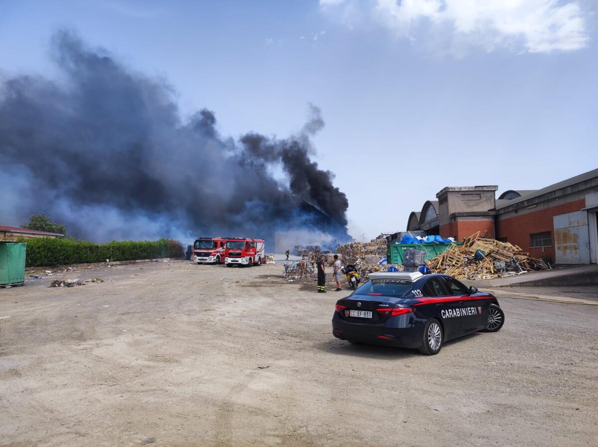 Pomezia - Incendio in un deposito di carta - 