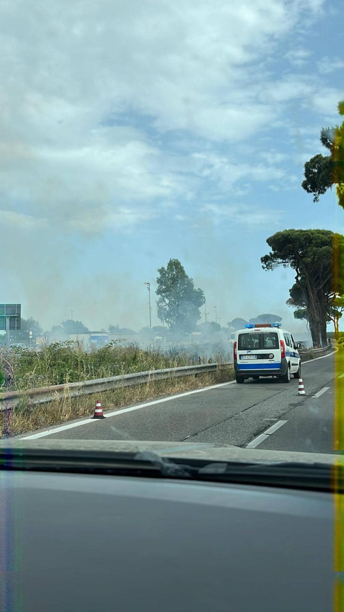 SS 148 Pontina - Incendio all'altezza di Castel Romano. Forti rallentamenti in entrambe le direzioni di marcia - 