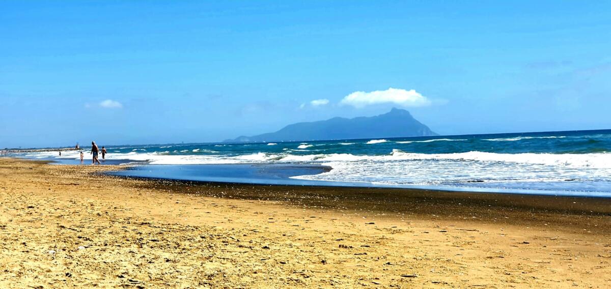 Latina Lido: al via i lavori per un tratto di spiaggia dedicata alle persone con disabilità - 
