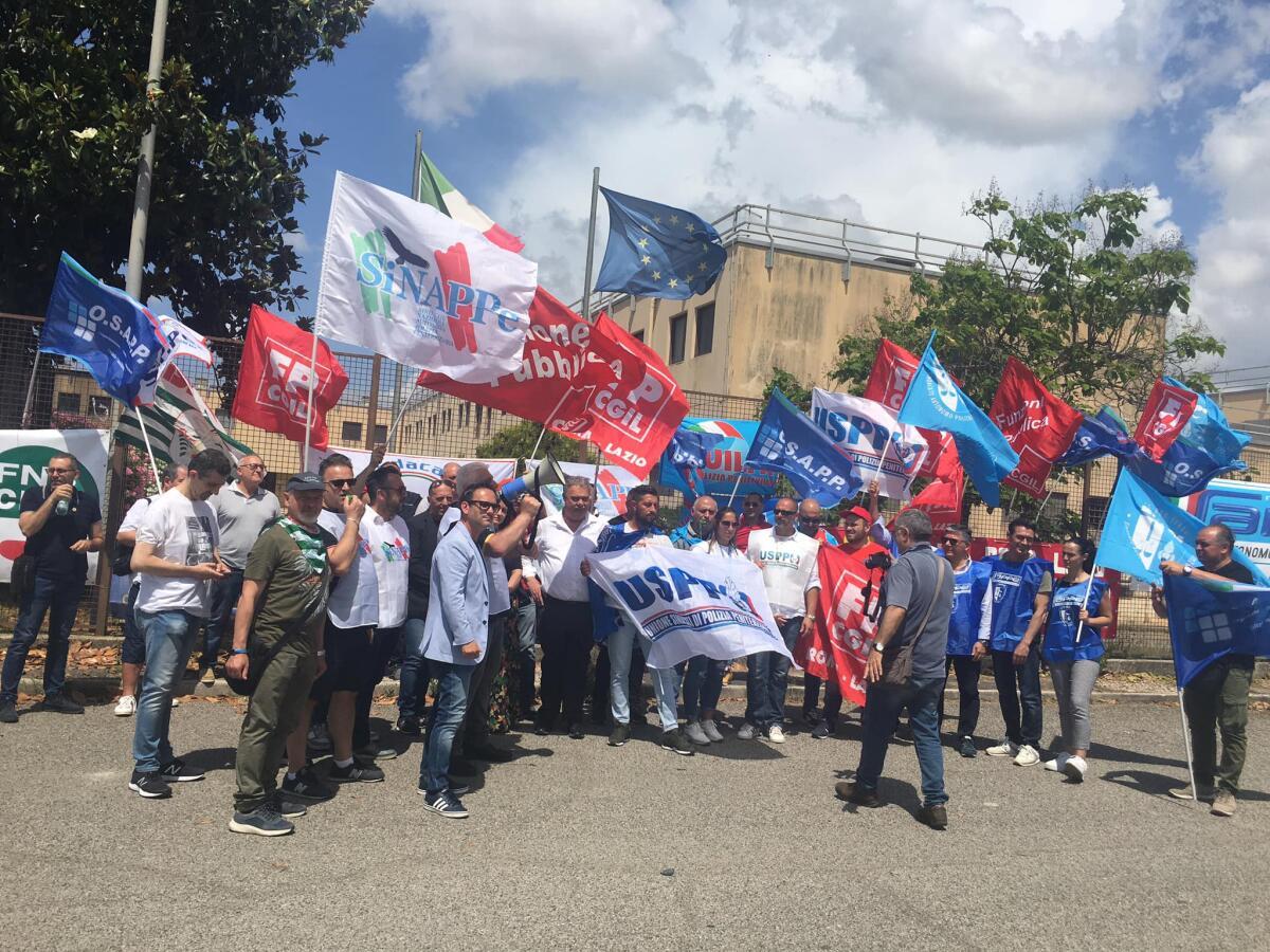 Carenza di personale: i sindacati di Polizia Penitenziaria in protesta davanti al Carcere di Velletri, dove mancano ben 80 unità. - 