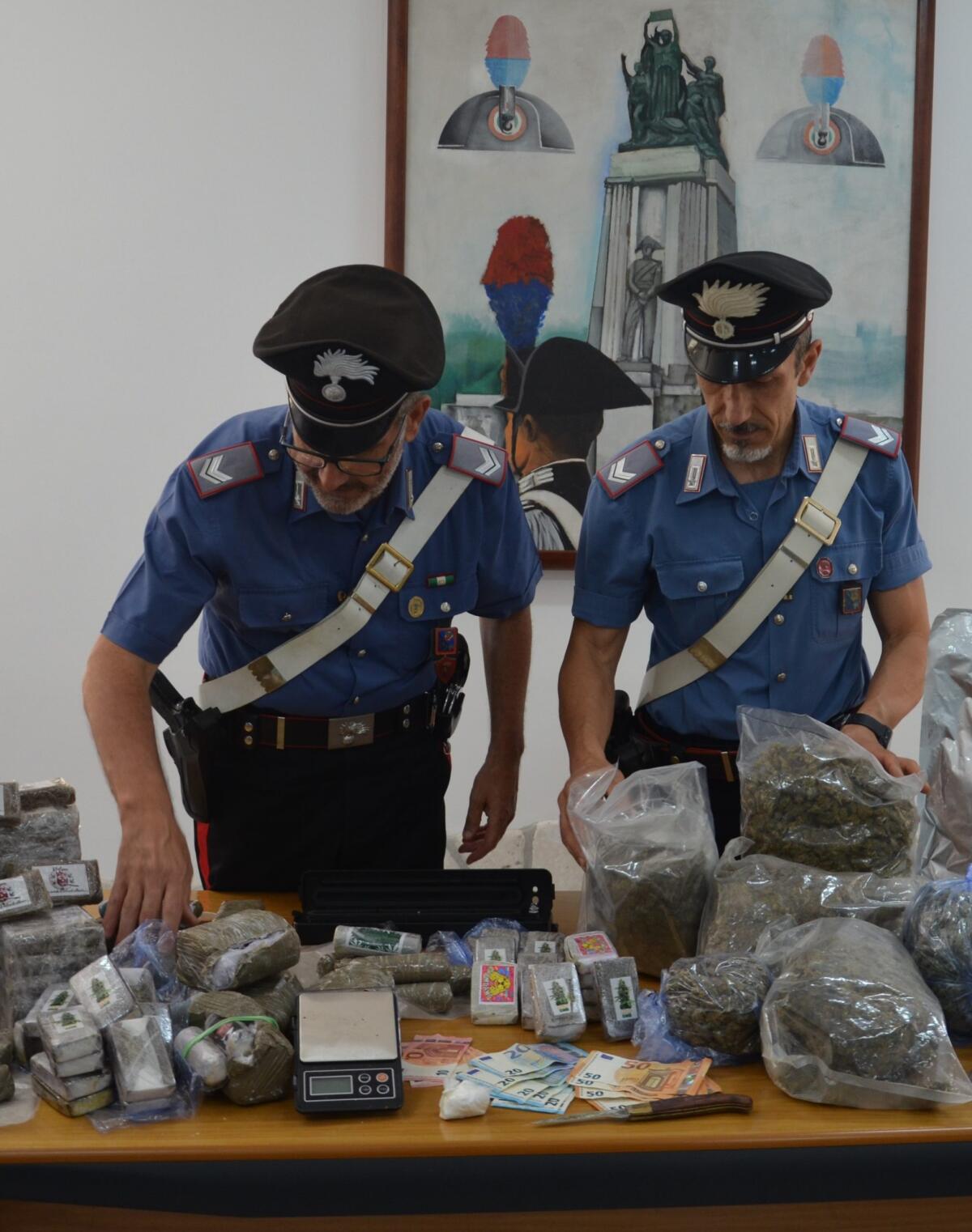Pomezia - Trovati quasi 30 chili di droga in un locale: i Carabinieri arrestano un 25enne romano - 