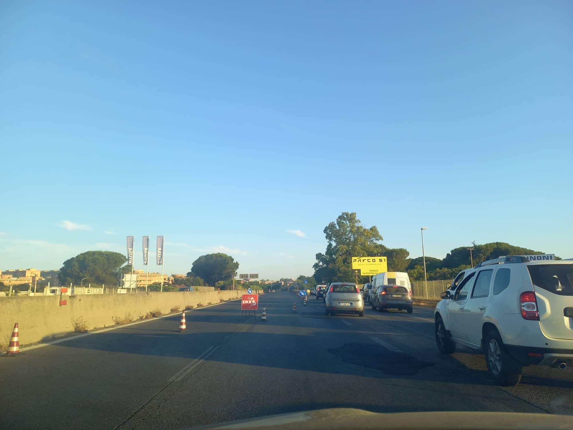 l'incidente sulla Pontina, a Pomezia (foto del gruppo Facebook “Via Pontina S.R.148”)