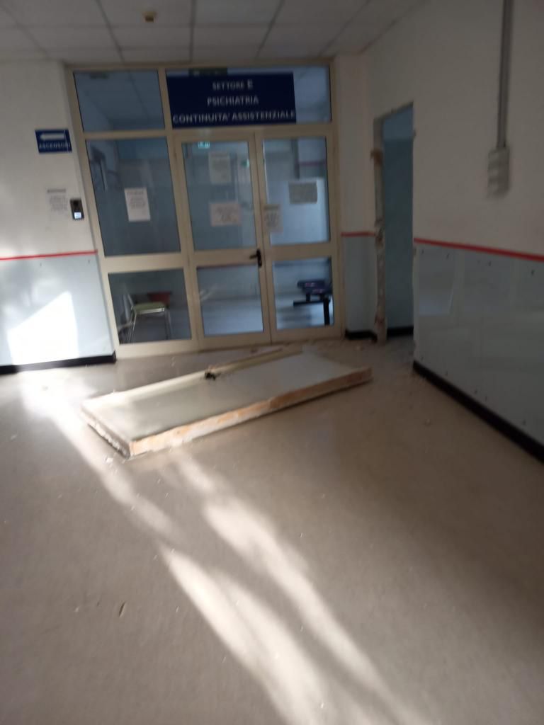 Galleria 1 del post: Aprilia - Vandali e ladri in azione negli uffici del cup presso la Casa della salute di Aprilia in via Giustiniano. Nel pomeriggio la nota della Asl