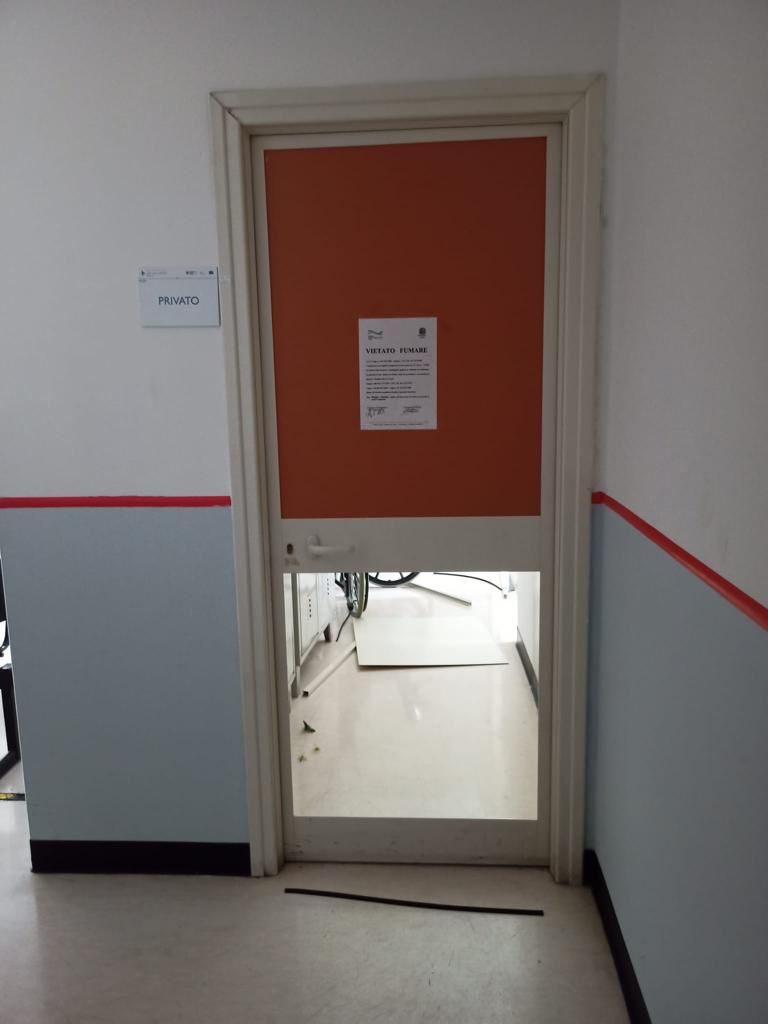 Galleria 1 del post: Aprilia - Vandali e ladri in azione negli uffici del cup presso la Casa della salute di Aprilia in via Giustiniano. Nel pomeriggio la nota della Asl