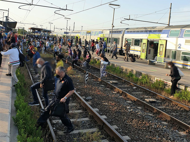 Stazione di Campoleone - foto pubblicata sui social dai pendolari