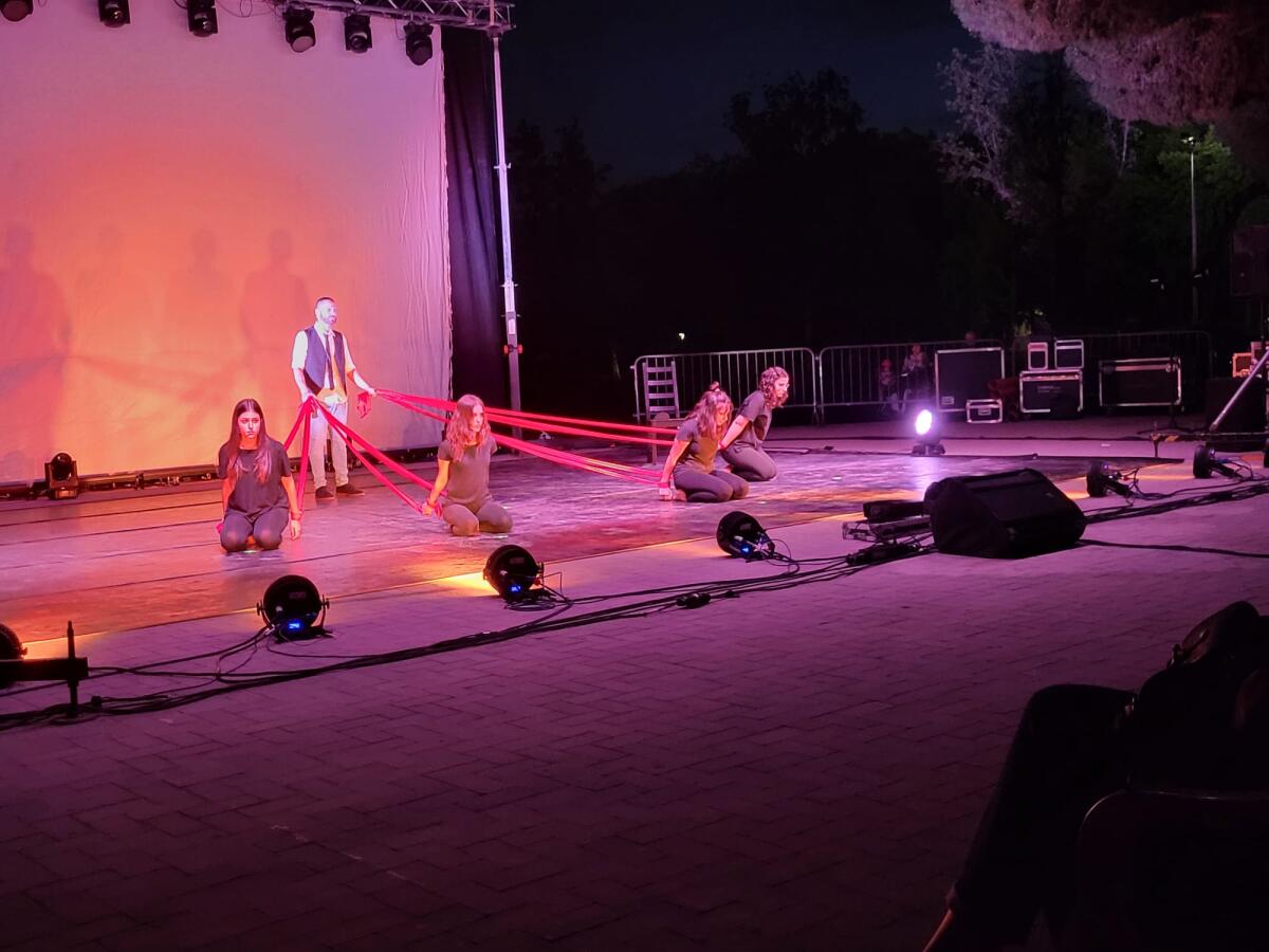 "Sommerse", successo e interesse per lo spettacolo che ha visto un gruppo di studenti affrontare il tema della violenza di genere - 