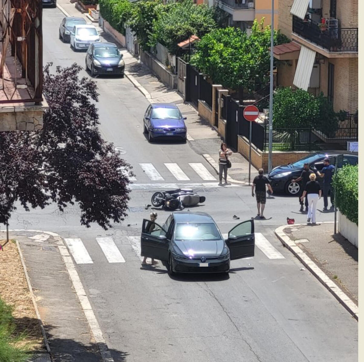 Aprilia - Ennesimo sinistro in via Traiano. Scontro tra uno scooter e un'auto - 