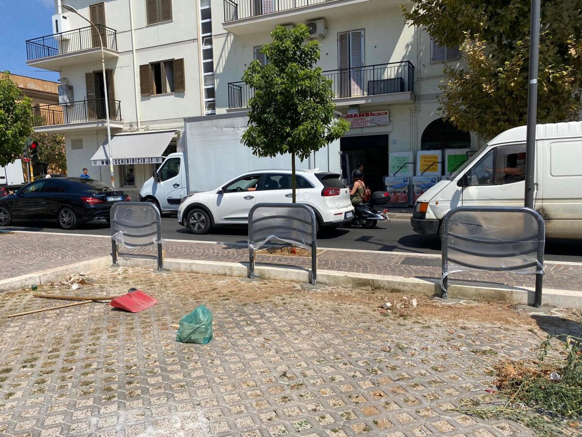 Rimossa in Piazzale Berlinguer, a Nettuno, la recinzione ed iniziato il montaggio dei salvapedoni. - 