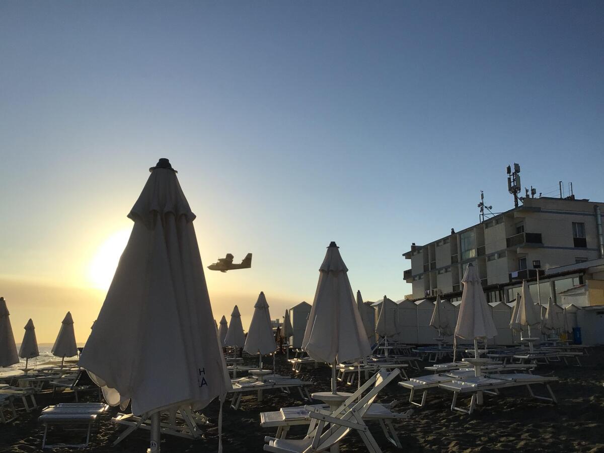 Lido di Latina. Il Canadair fa la spola per rifornirsi di acqua - 