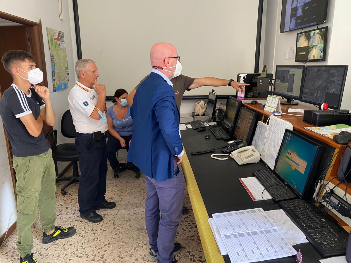 Nettuno - Telecamera in Piazza Mazzini: lettura targhe e controllo assicurazione e revisione - 