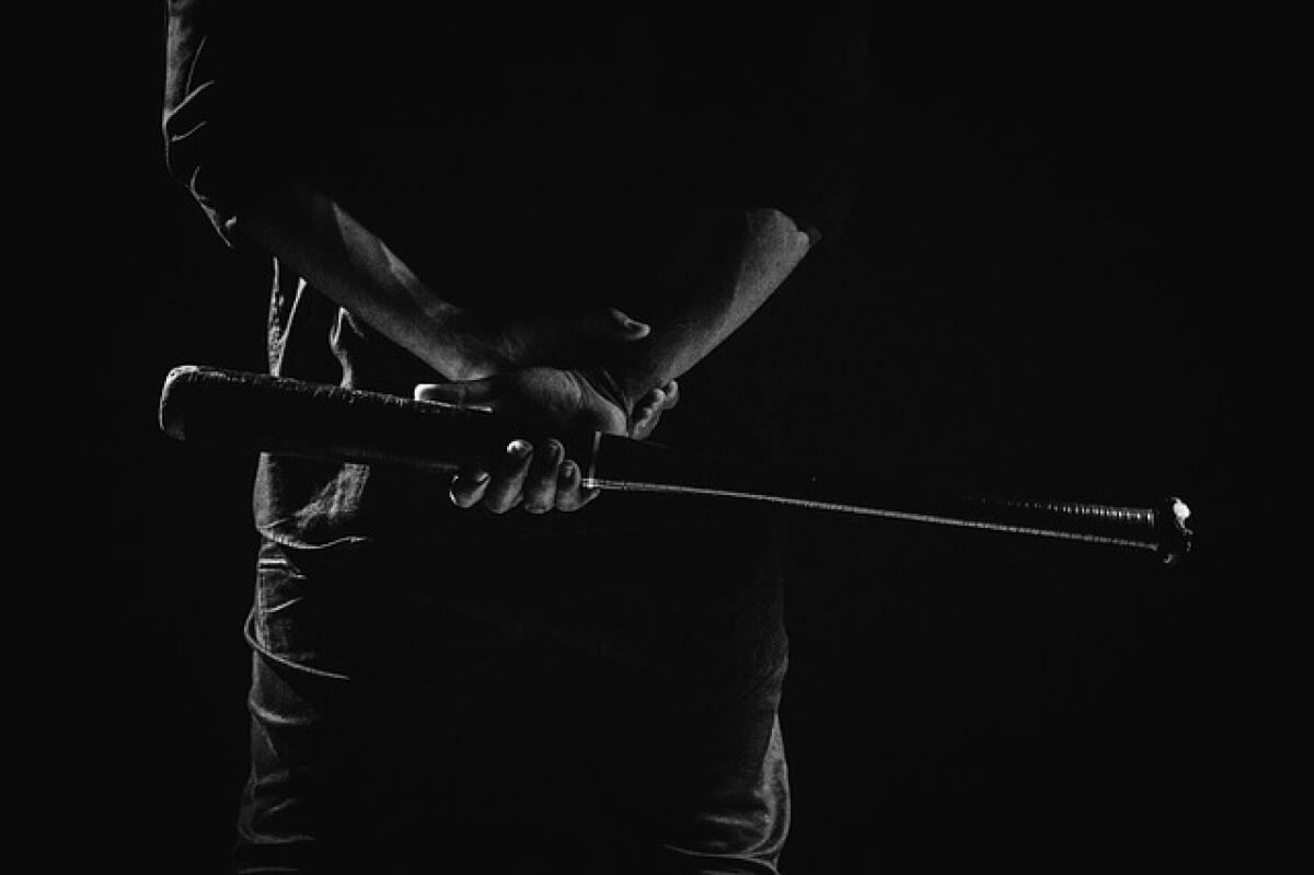 Discutono per l’immondizia, lite tra condomini ad Aprilia: uno colpisce il contendente con una mazza da baseball. - 