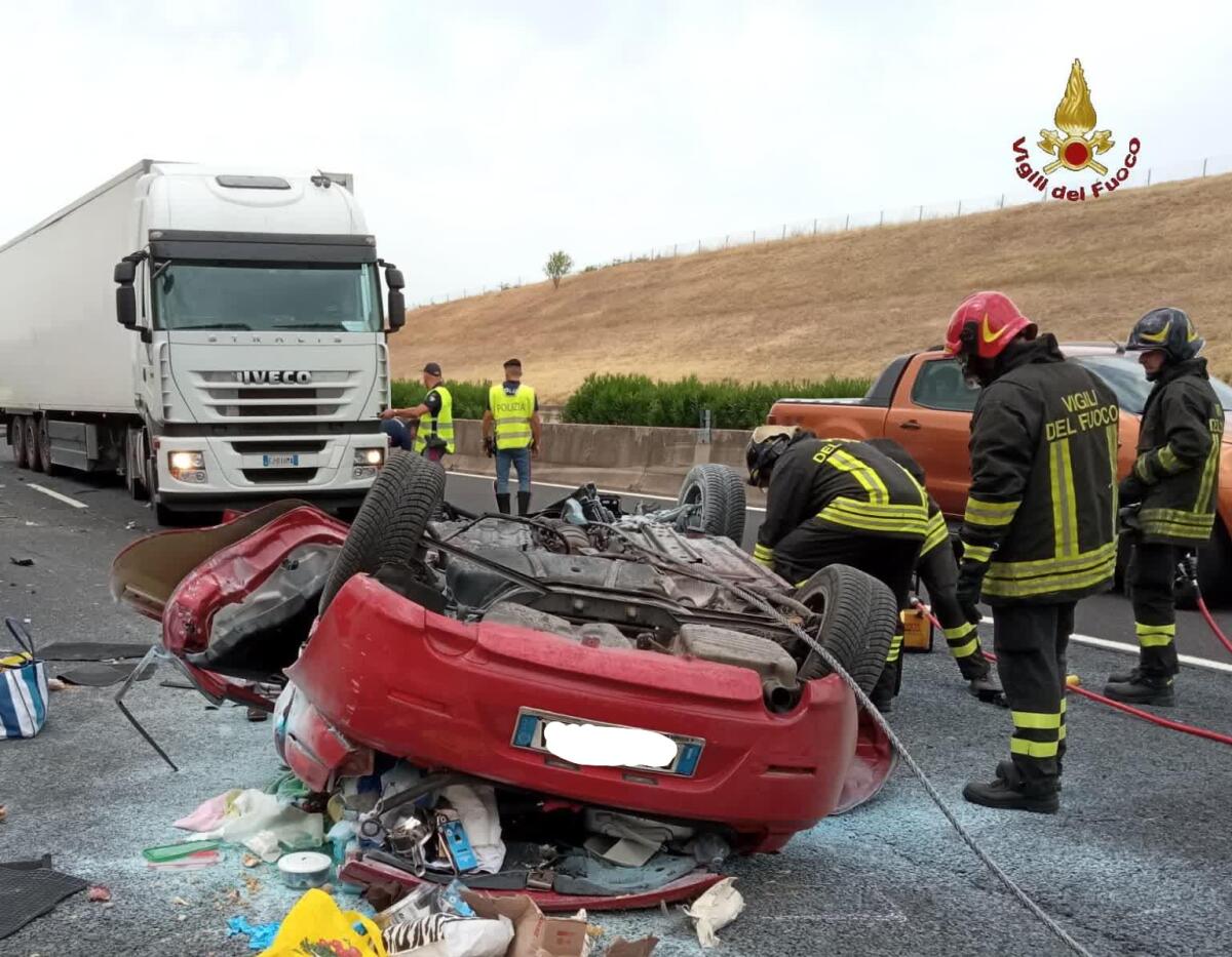 Auto ribaltata sull'autostrada, morte due persone - 
