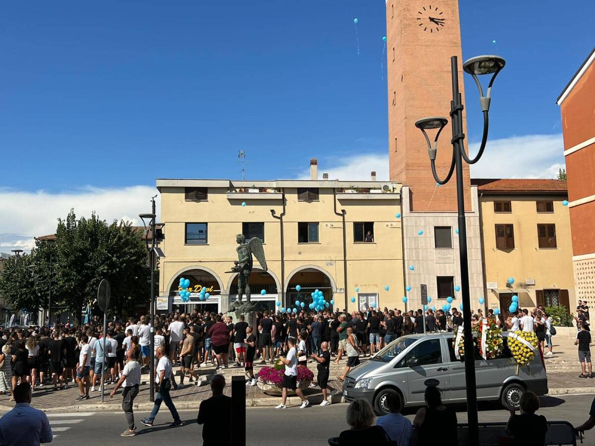 Chiesa di San Michele Arcangelo gremita per i funerali del 25enne di Aprilia Leonardo Muratovic. Anche il papà a rendergli l'ultimo saluto. - 