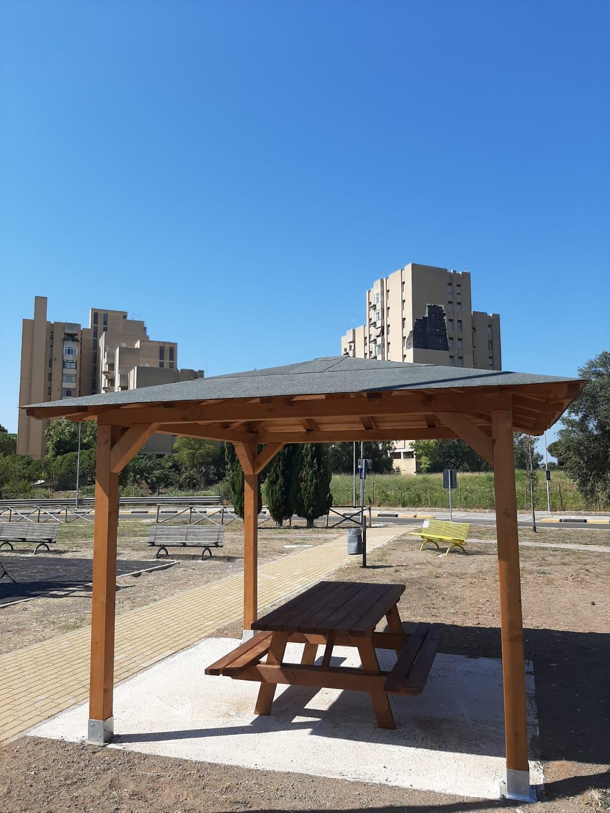 Aree verdi attrezzate a Pomezia e Torvajanica: terminata l'installazione dei nuovi gazebo con tavolo e seduta. - 