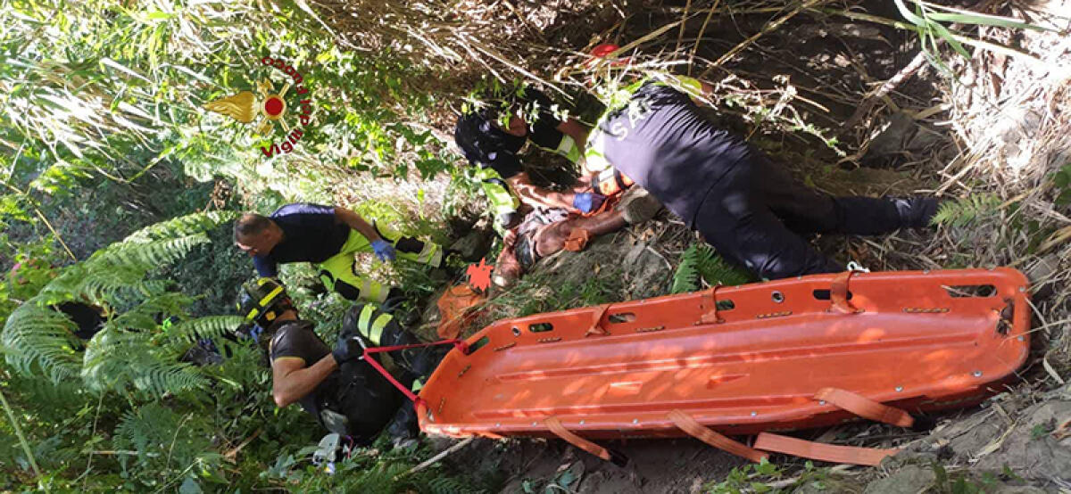 Escursionista finisce in un dirupo a Castel Gandolfo, viene salvato dai vigili del fuoco e condotto in ospedale con l’elisoccorso. - 