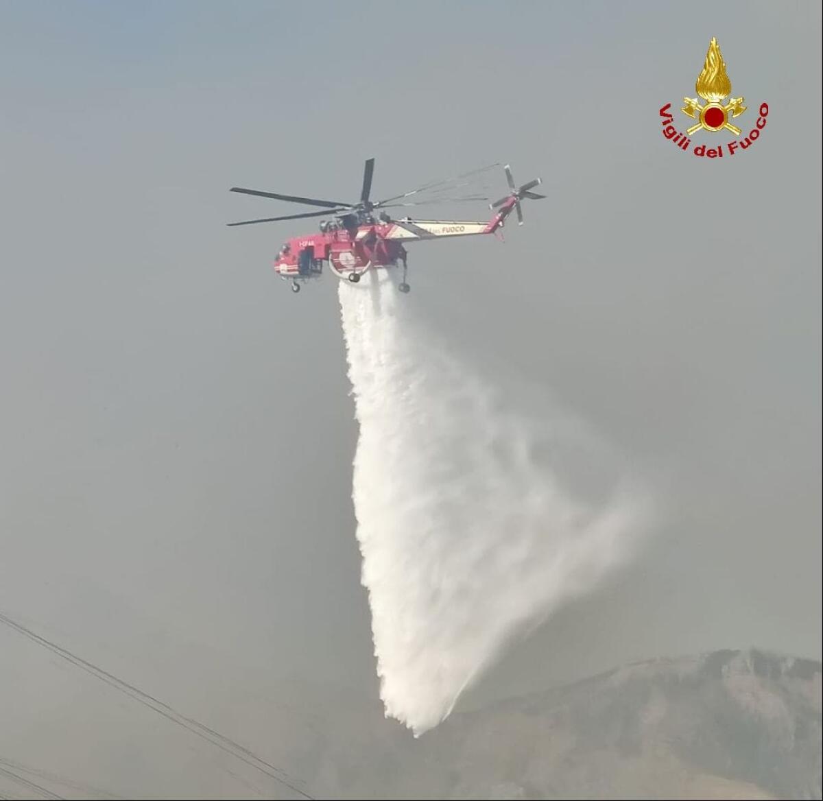 Incendio a Marino, interviene l'elicottero del Vigili del Fuoco - 