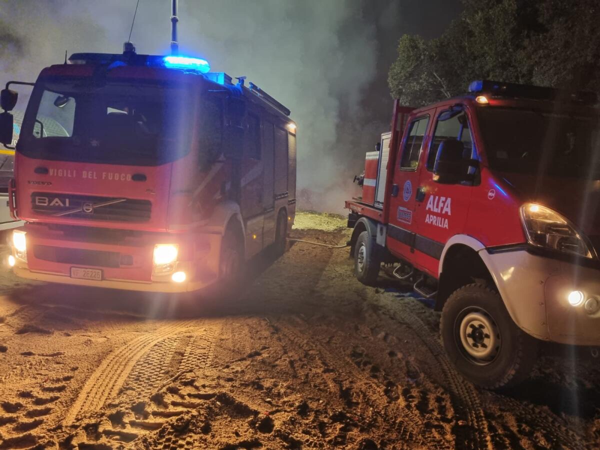 In fiamme una discarica abusiva in via Crati, a La Cogna, ad Aprilia: vigili del fuoco e volontari Alfa al lavoro per un’intera notte. - 