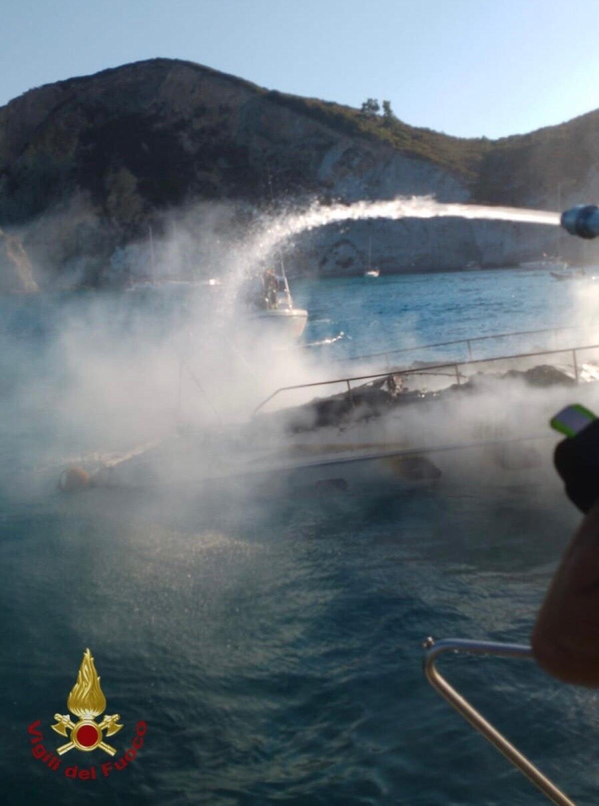 Imbarcazione in fiamme nello specchio d’acqua davanti all’isola di Ponza: panico tra i bagnanti. Illeso l’equipaggio a bordo: è una famiglia di Terracina. - 