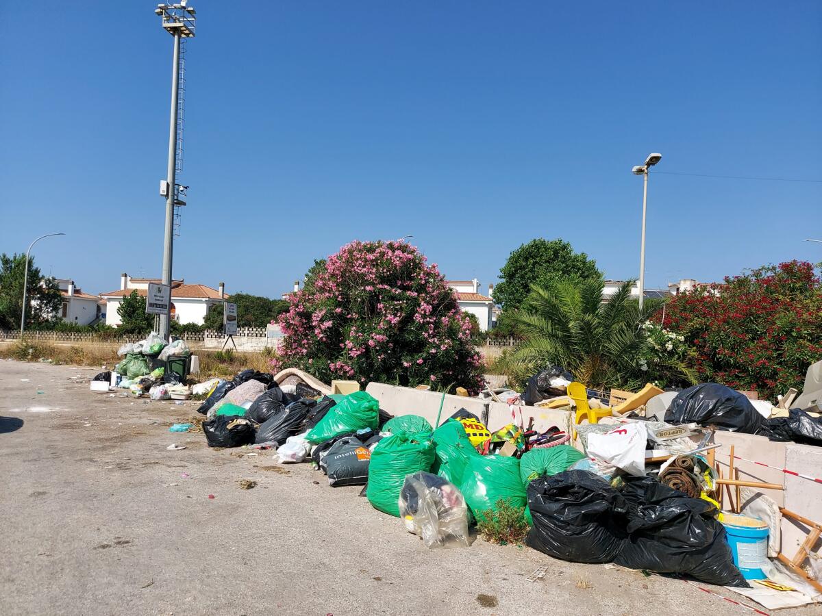 Abbandono dei rifiuti in strada ad Ardea: individuati 13 incivili. ll sindaco Cremonini: “presto via l’isola ecologica dal lido de Le Salzare”. - 