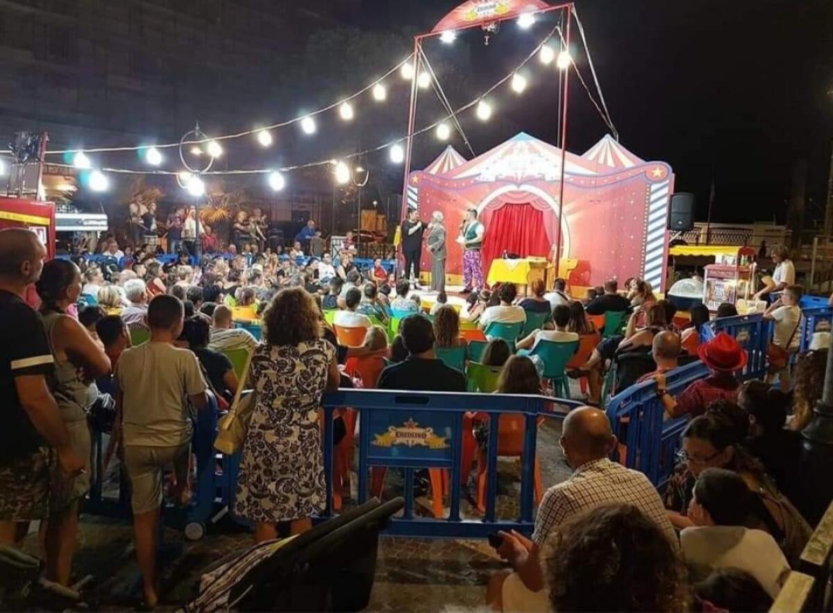 Ad Aprilia si chiudono le edizioni serali del mercatino dell'antiquariato e dell’usato in Piazza Roma. - 