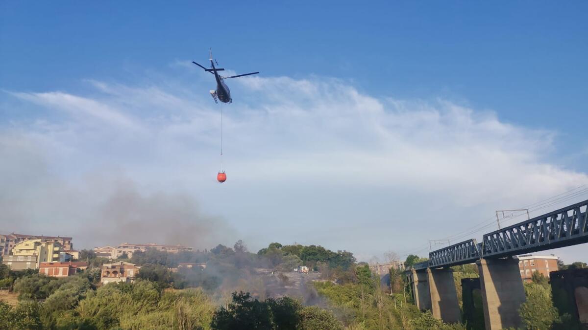 Velletri - Evacuate abitazioni per l'incendio scoppiato  a ridosso del Ponte di Ferro (video) - 