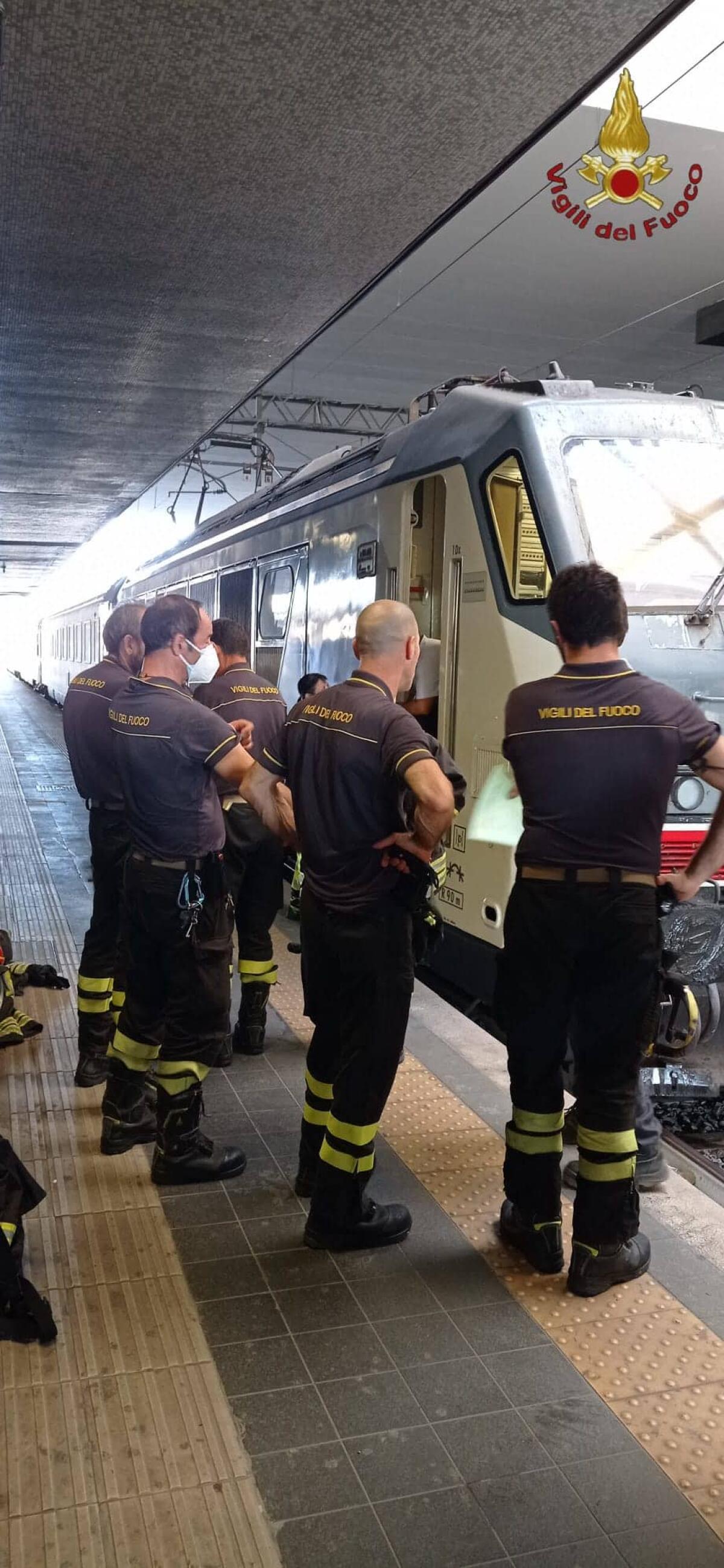 Una persona travolta ed uccisa da un treno in transito, al binario 13 della stazione Termini, a Roma. - 