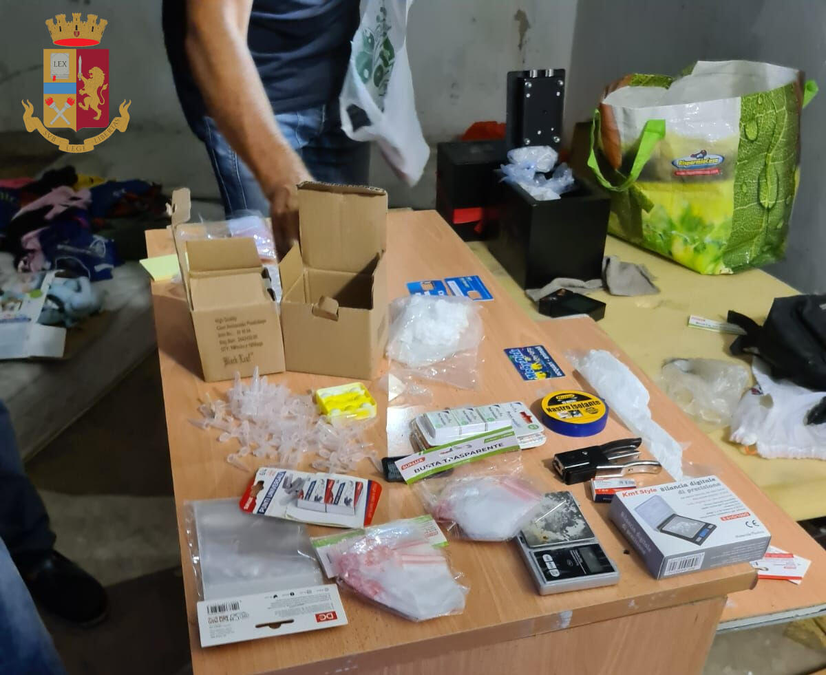 Anzio - 5 etti di cocaina e quasi due etti e mezzo tra marijuana ed hashish in Corso Italia. Trovata anche una carabina. Controlli a tappeto da questa mattina all'alba.  (VIDEO) - 