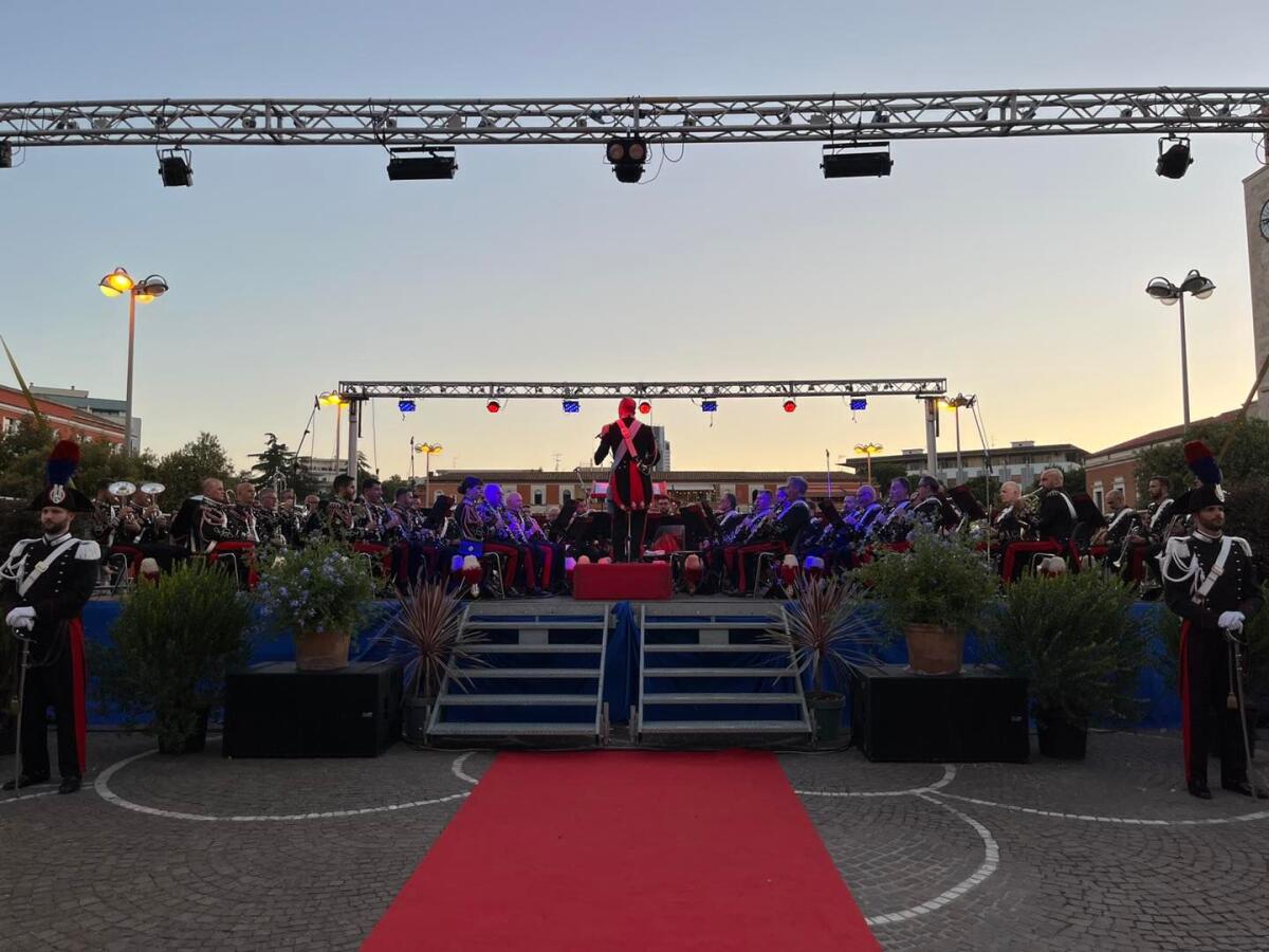 Suggestivo concerto della Banda dell’Arma dei Carabinieri in Piazza del Popolo, a Latina, per il 90° anniversario della Fondazione della città. - 