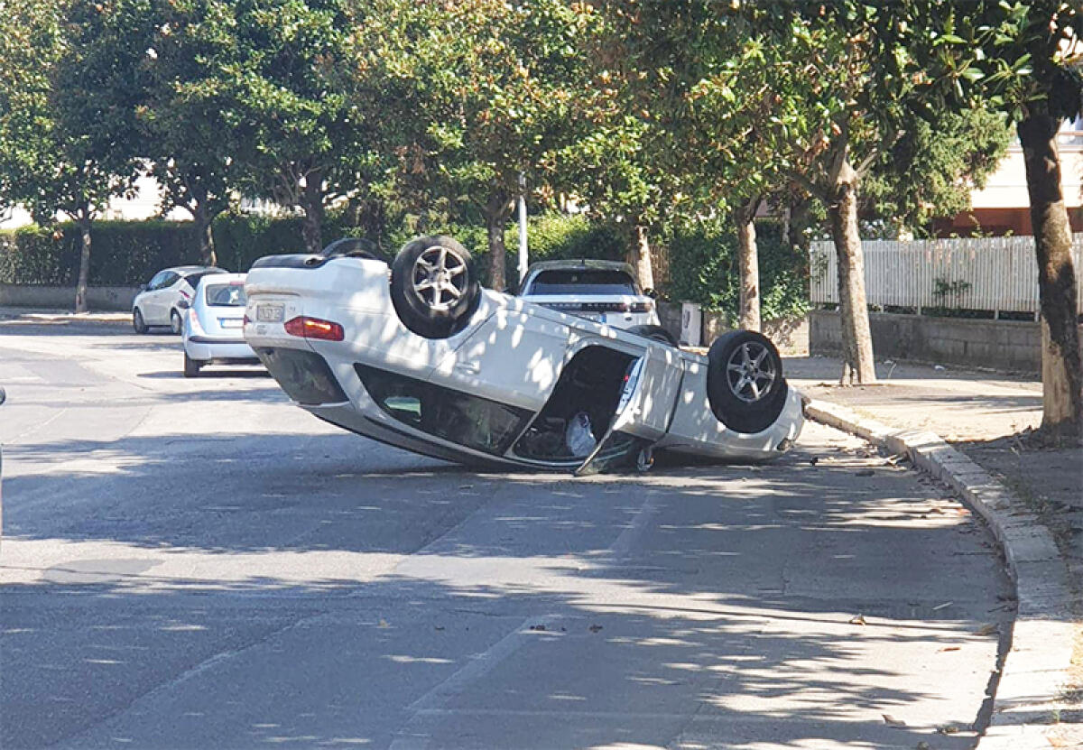 Un’auto si ribalta lungo via Aldo Moro, ad Aprilia: ferite lievi per la conducente. Sul posto la Polizia Locale. - 