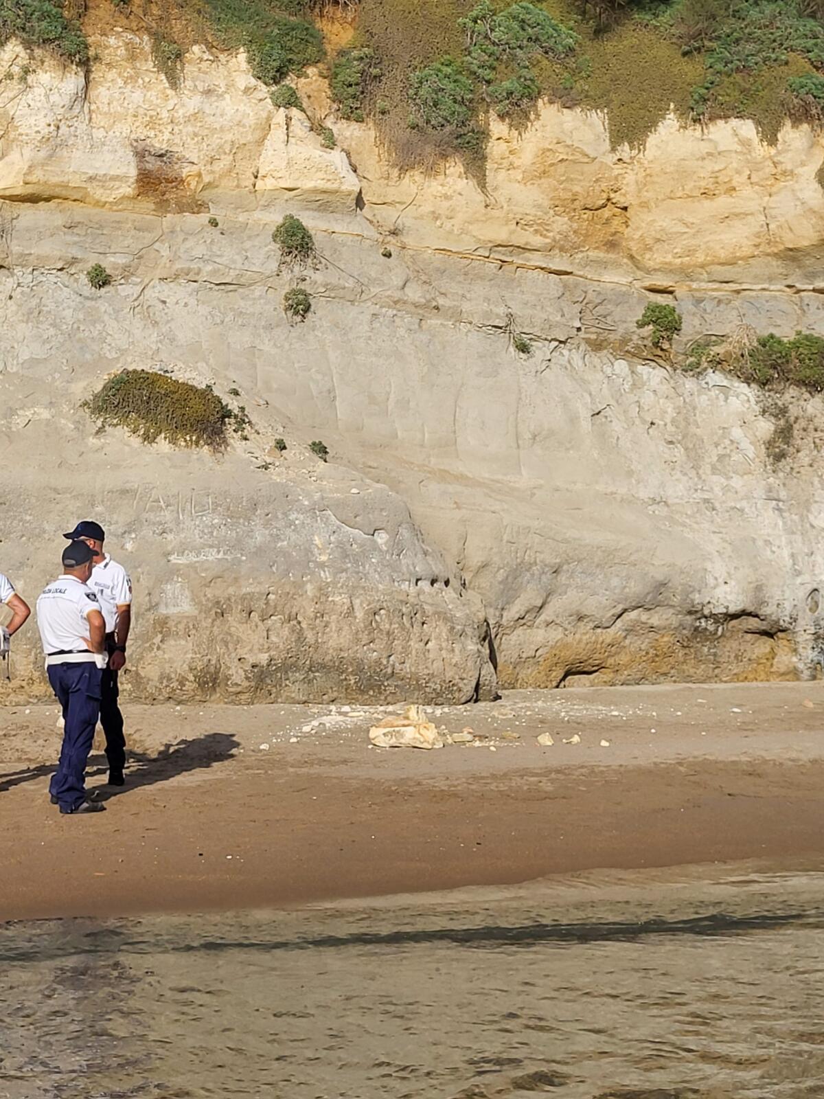 Tragedia sfiorata ad Anzio Colonia, un pezzo di roccia si stacca dalla parete e cade sulla spiaggia - 