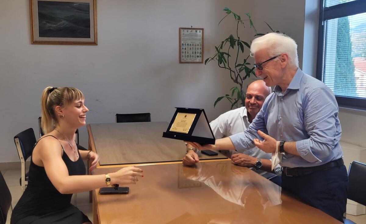 L’atleta di Fondi Alessia Pecchia, campionessa italiana di danza sportiva, premiata dal Sindaco Beniamino Maschietto. - 