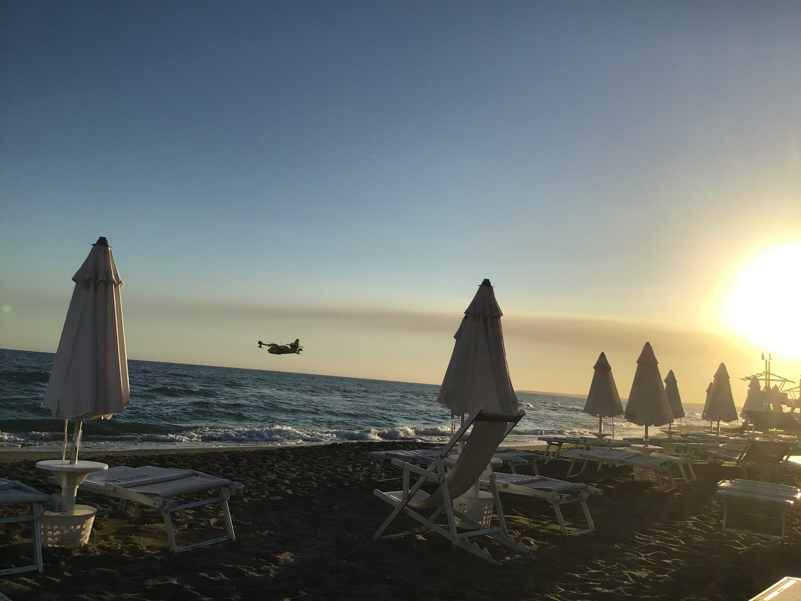 Galleria 1 del post: Lido di Latina. Il Canadair fa la spola per rifornirsi di acqua