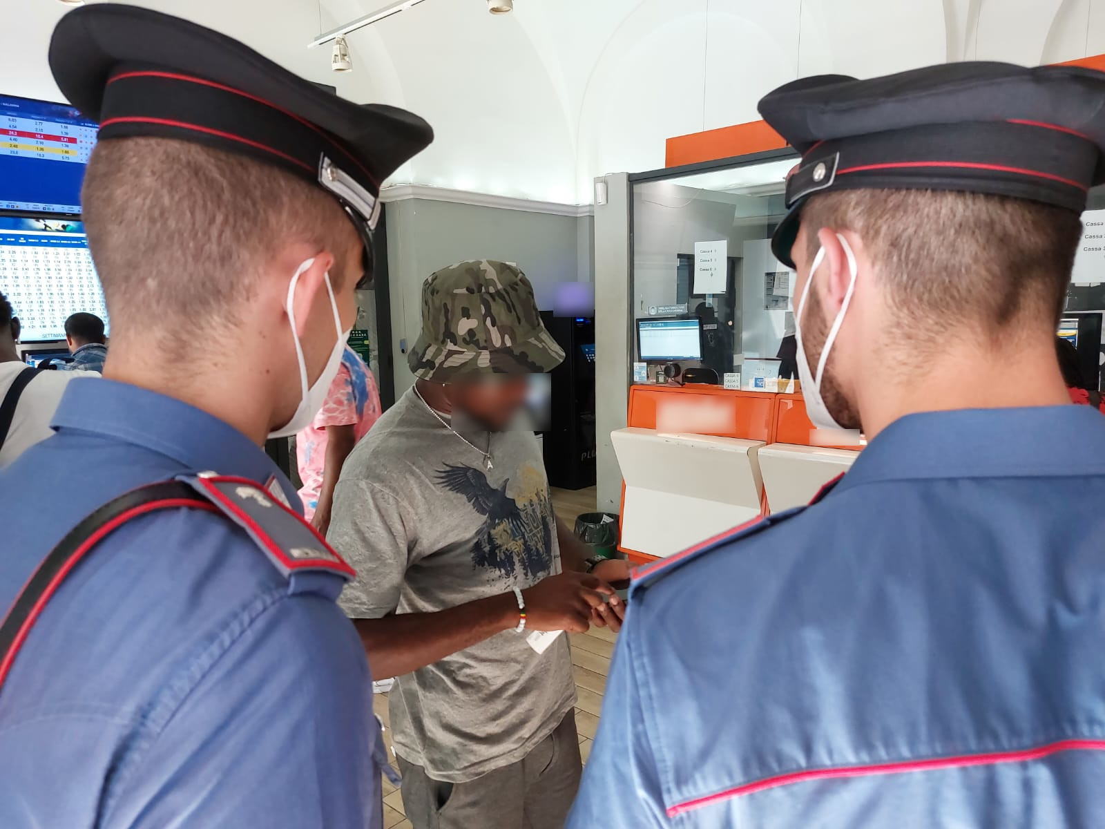 Galleria 1 del post: Nuovo servizio interforze ad “Alto Impatto” nell’area della Stazione Termini, a Roma: elevate oltre 1.100 euro di sanzioni amministrative. 