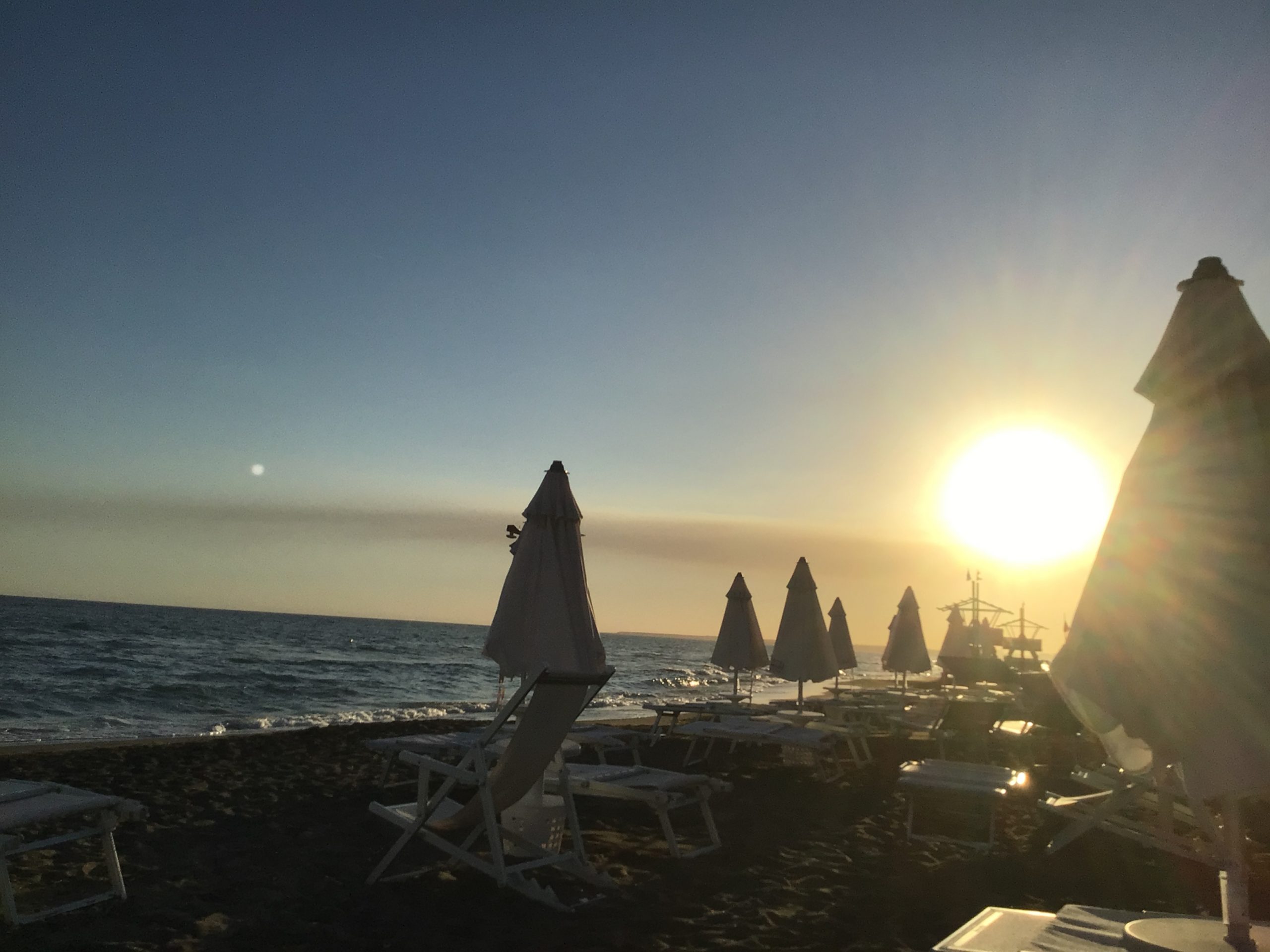 Galleria 1 del post: Lido di Latina. Il Canadair fa la spola per rifornirsi di acqua