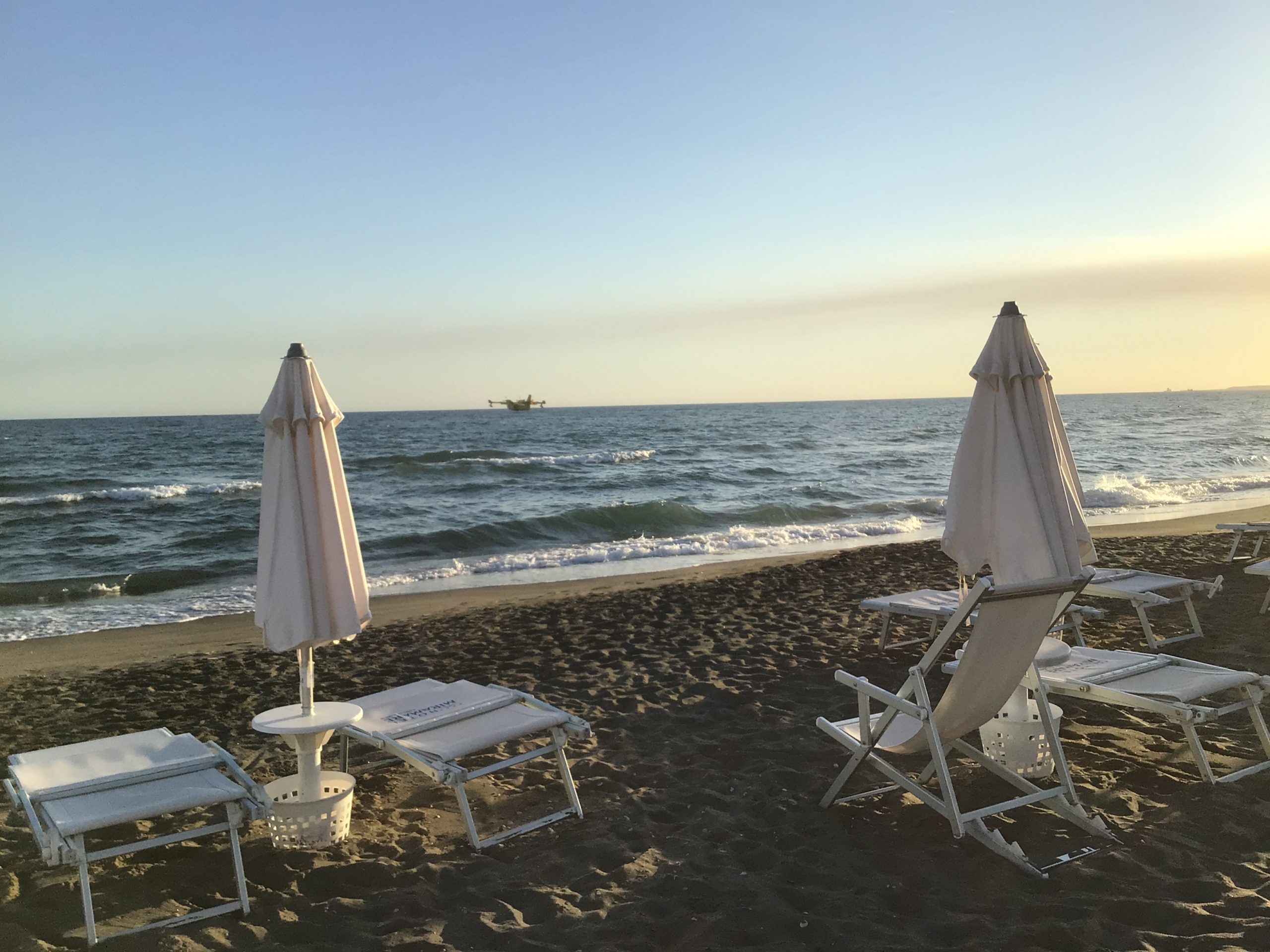 Galleria 1 del post: Lido di Latina. Il Canadair fa la spola per rifornirsi di acqua