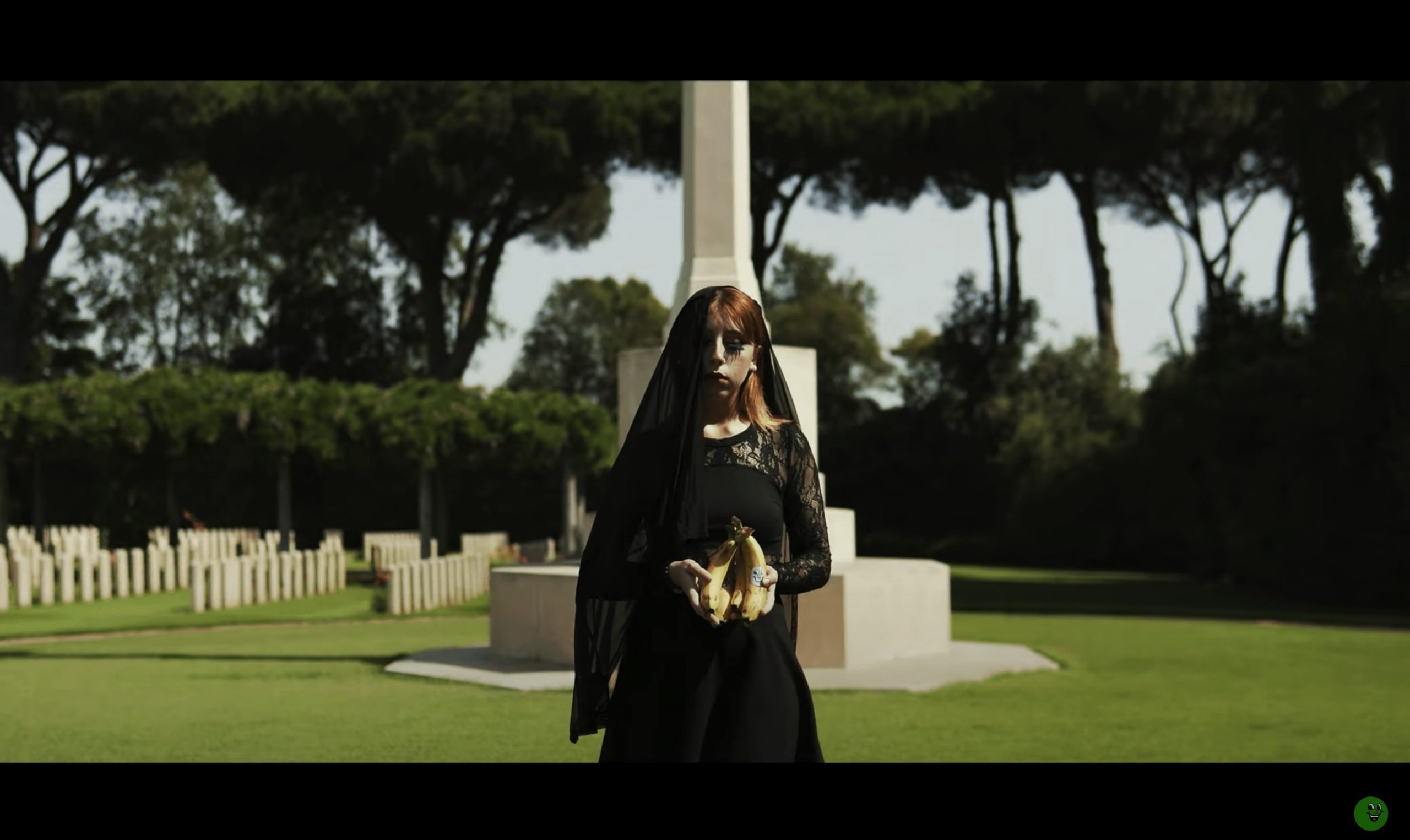 un frame del videoclip