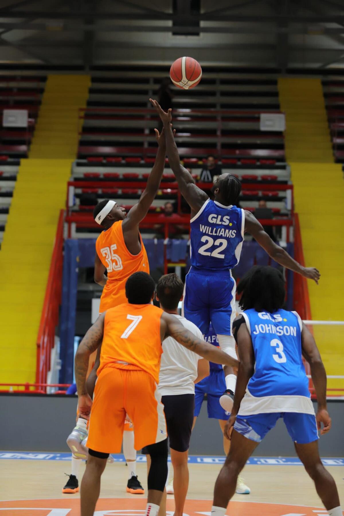 Basket serie A2 maschile: sabato scorso scrimmage del Latina con il Napoli Basket. Questo mercoledì altro allenamento con Rieti. - 