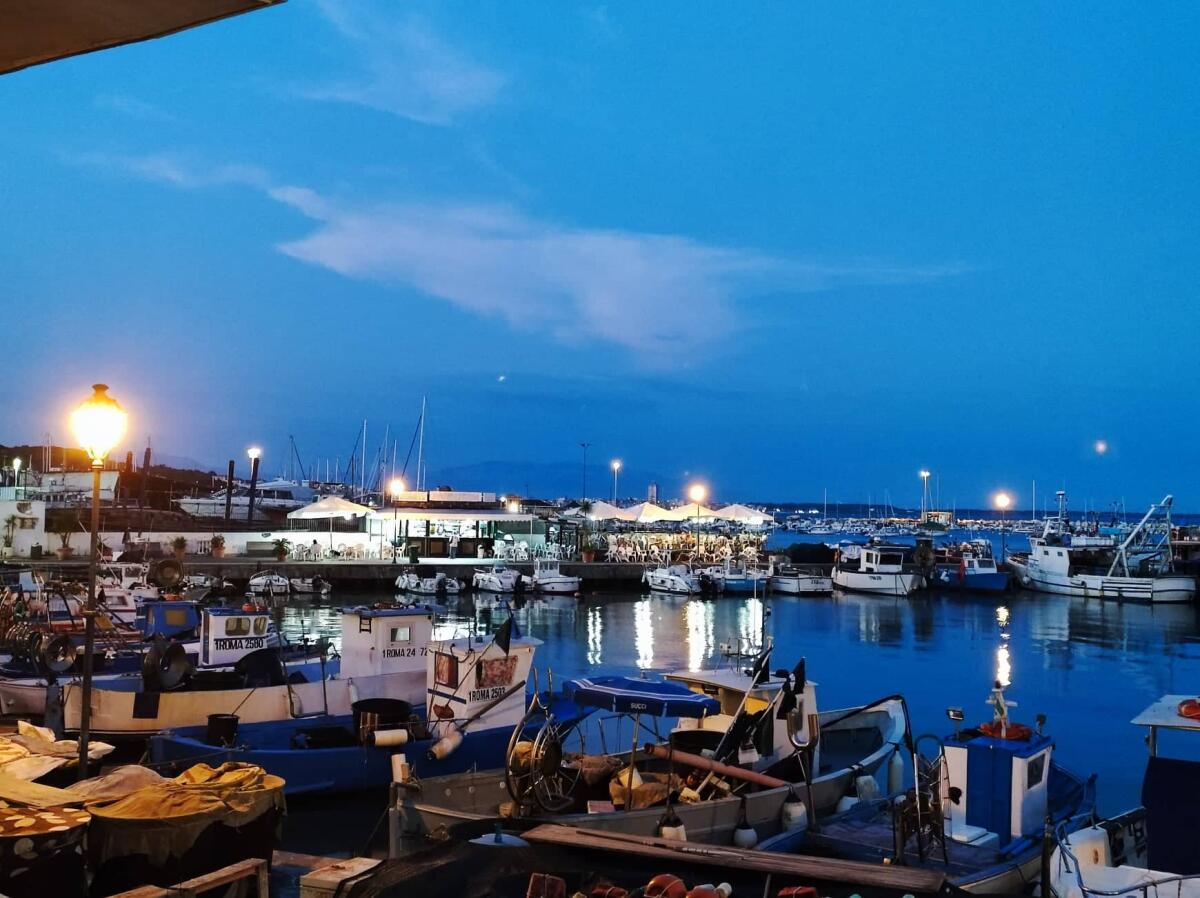 Il 26 Agosto al porto Anzio gli stornelli romani di Corrado Amici che si esibirà a bordo di un peschereccio. - 