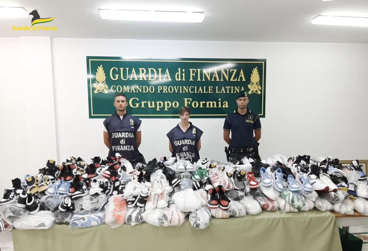 Scarpe e capi di abbigliamento contraffatti: sequestro della Finanza sul lungomare di Gaeta. denunciato un 37enne senegalese. - 