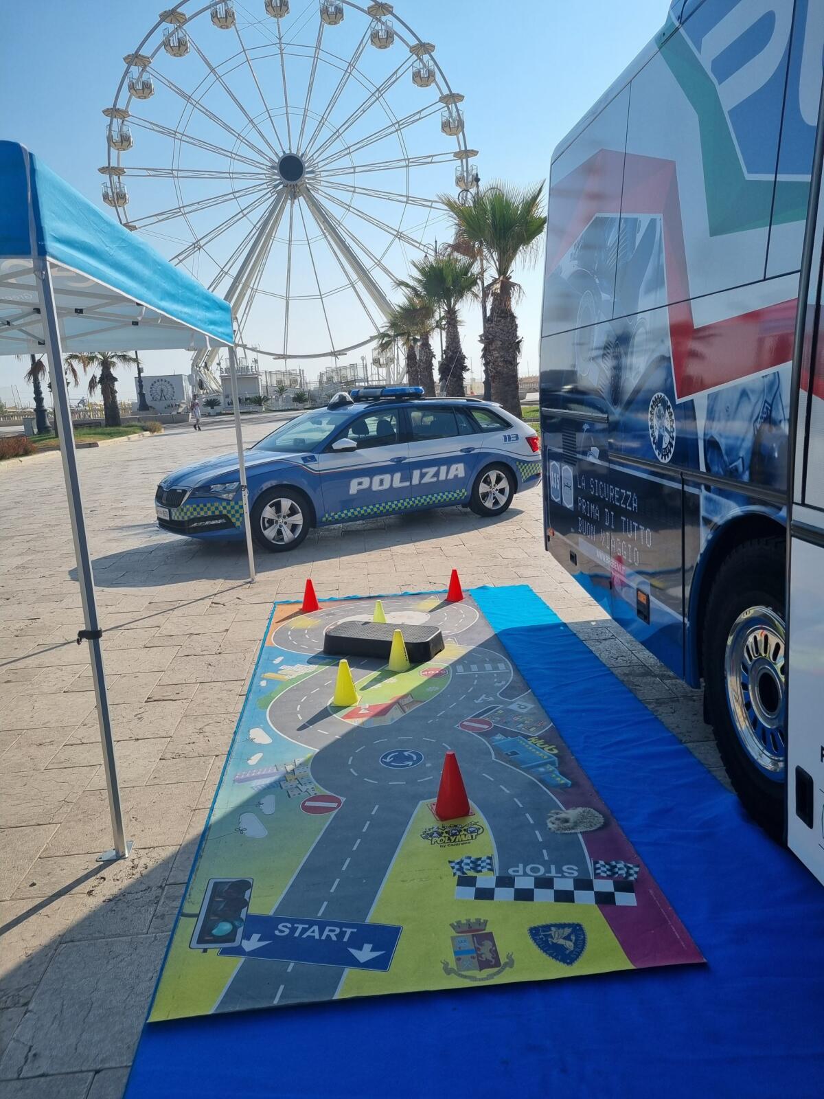 Educazione stradale e prevenzione: il pullman azzurro della Polizia di Stato questo sabato fa tappa Terracina. - 