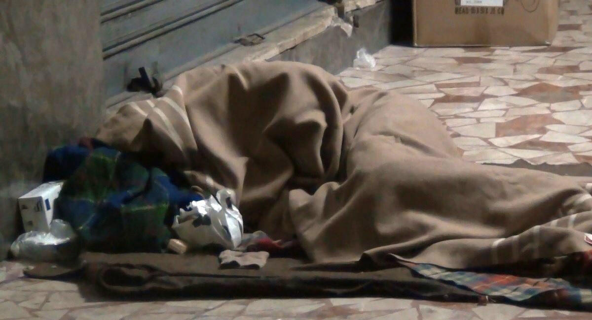 Albano - Un gruppo di ragazzini reagisce a sassate alle provocazioni di un clochard - 