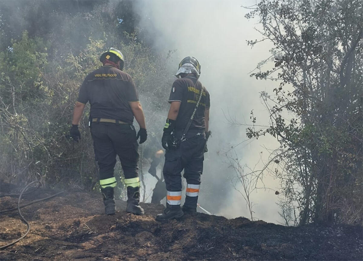 Vasto incendio in via del Quartaccio ad Ardea: le fiamme raggiungono una cava colma di rifiuti abbandonati. 7 ore di intervento. - 