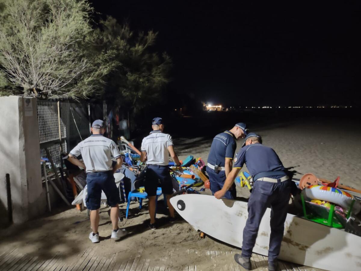 Sequestrati a Terracina oltre 600 tra lettini, ombrelloni, sdraio: la Guardia Costiera e la Polizia Locale liberano oltre 4mila metri quadri di spiaggia libera. - 