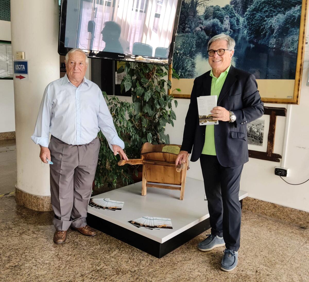 Il maestro falegname di Cisterna Urbano Colarossi dona una carriola al Comune: erano le “braccia” dei pionieri della Bonifica Pontina. - 