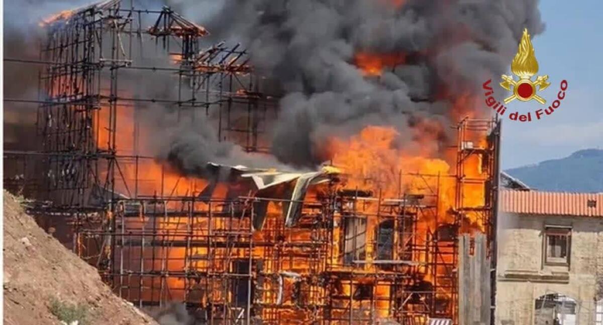 Vasto incendio all’interno degli studi cinematografici di Cinecittà, a Roma. Distrutta la scenografia di “Firenze rinascimentale”. - 