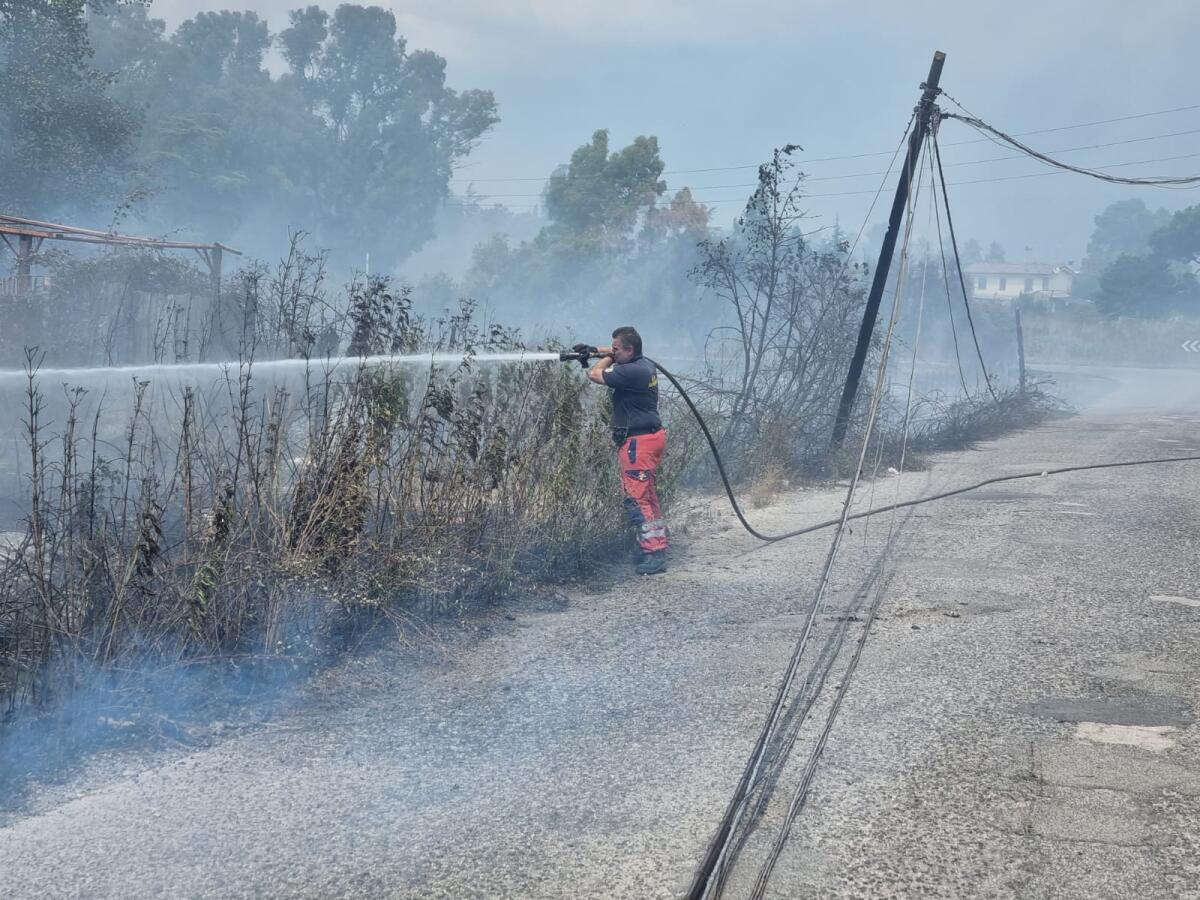 Aprilia - Incendio in Via Bacchiglione, cadute le linee Telecom ed Enel  (video) - 